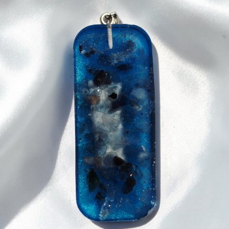 pendentif orgonite bleu cornaline fleur de vie